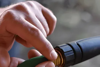 Πώς να Αντικαταστήσετε ένα Σπρέι για Κήπο: Πρακτικός Οδηγός